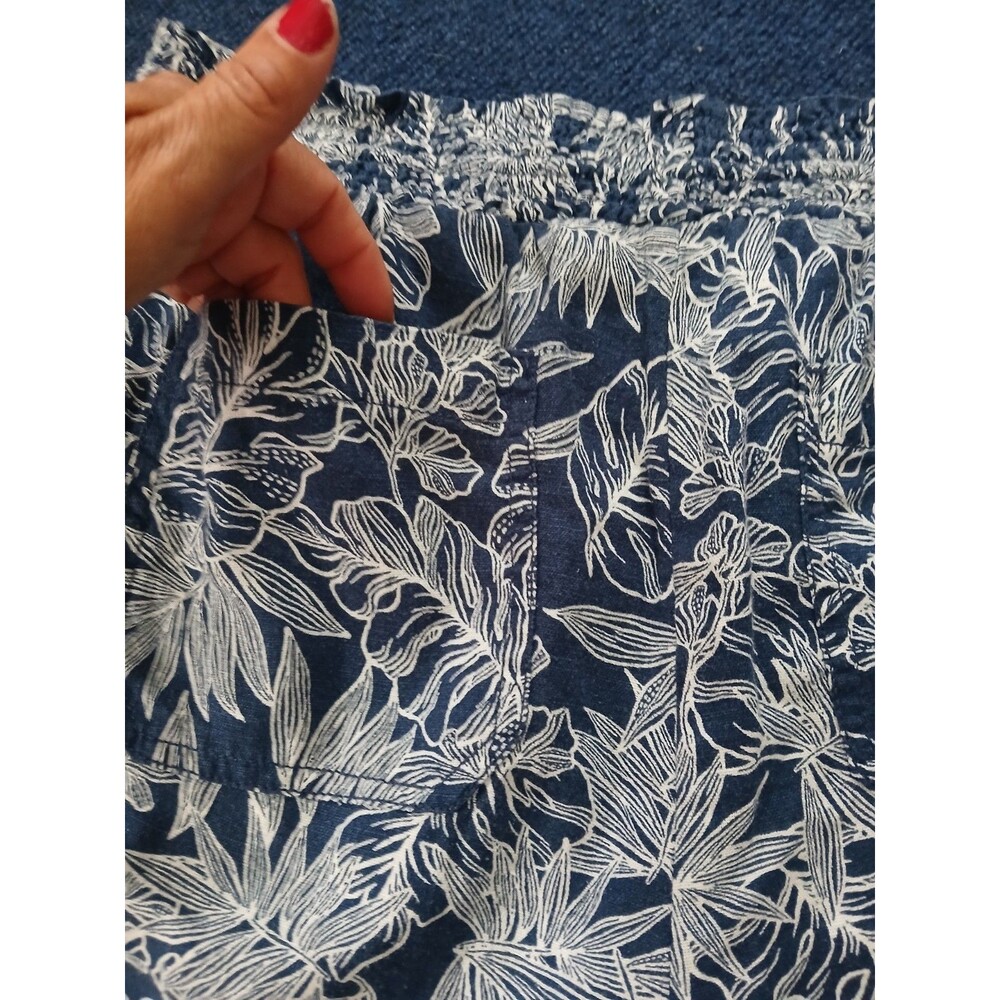 Briggs New York Blue Shorts with White Floral Pattern, Pockets, Medium - Picture 4 of 8